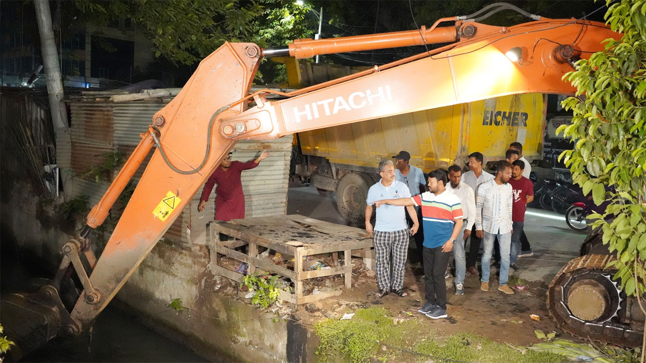 ড্রেন পরিষ্কার কাজের তদারকি করছেন রাসিক প্রশাসক মো: মাহফুজুর রহমান রিটন