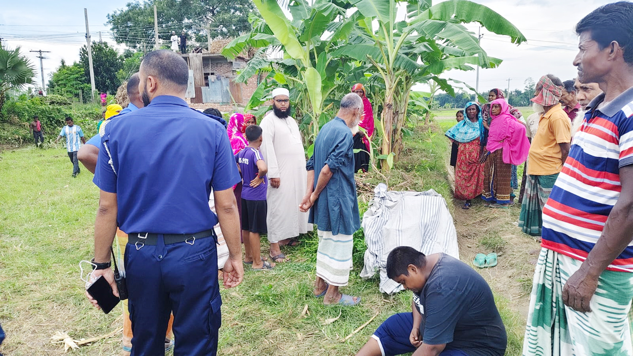 লাশ উদ্ধার করতে ঘটনাস্থলে পুলিশ