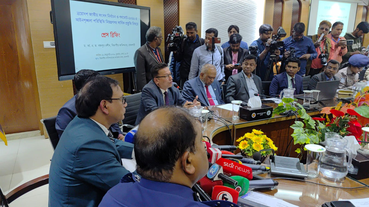রাজশাহী বিভাগীয় কমিশনারের সম্মেলন কক্ষে আয়োজিত সংবাদ সম্মেলন