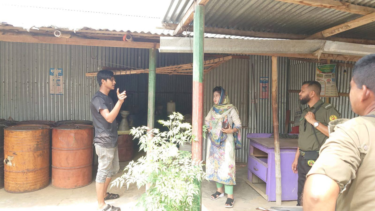 বাড়ি থেকে ৫২৬ লিটার জ্বালানি তেল জব্দ