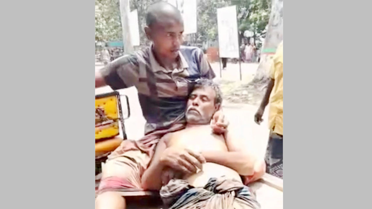 অসুস্থ আলাউদ্দিনকে ধরে রেখেছেন এক যুবক