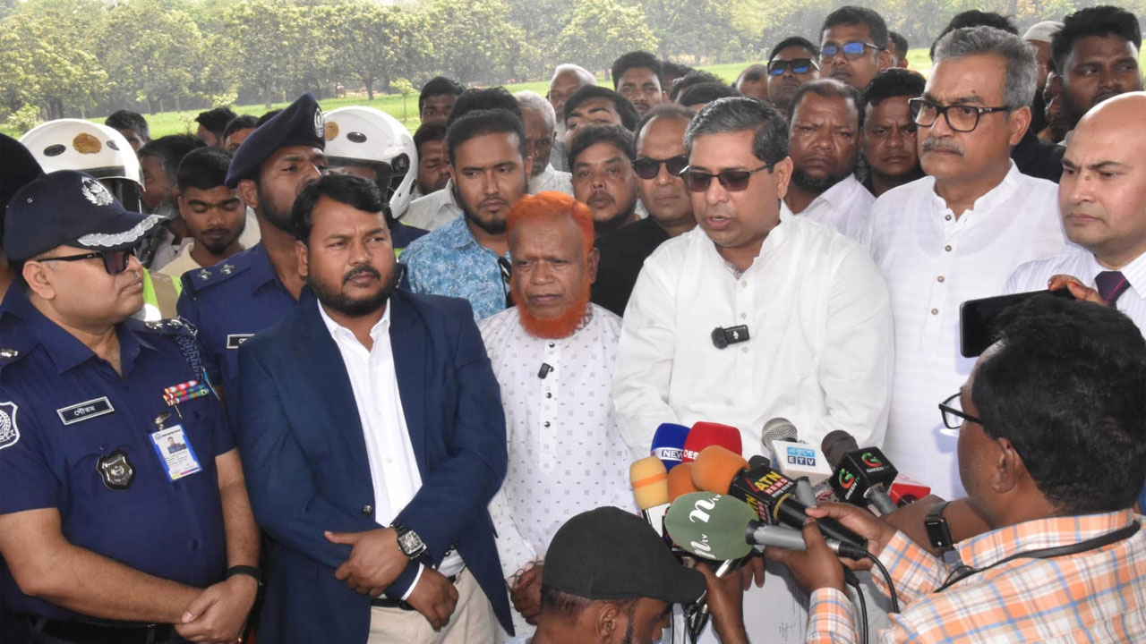 সাংবাদিকদের সাথে কথা বলছেন স্থানীয় সরকার প্রতিমন্ত্রী মীর শাহে আলম