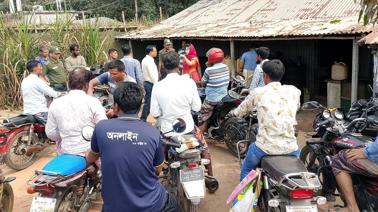 বাড়তি মূল্যে তেল বিক্রির অভিযোগে ভ্রাম্যমান আদালত পরিচালনা