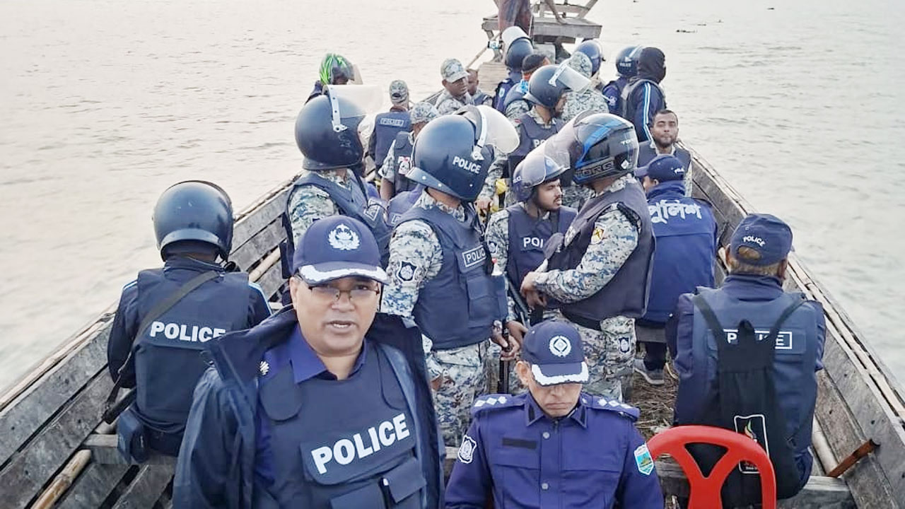 পদ্মার চরে পুলিশের অভিযান
