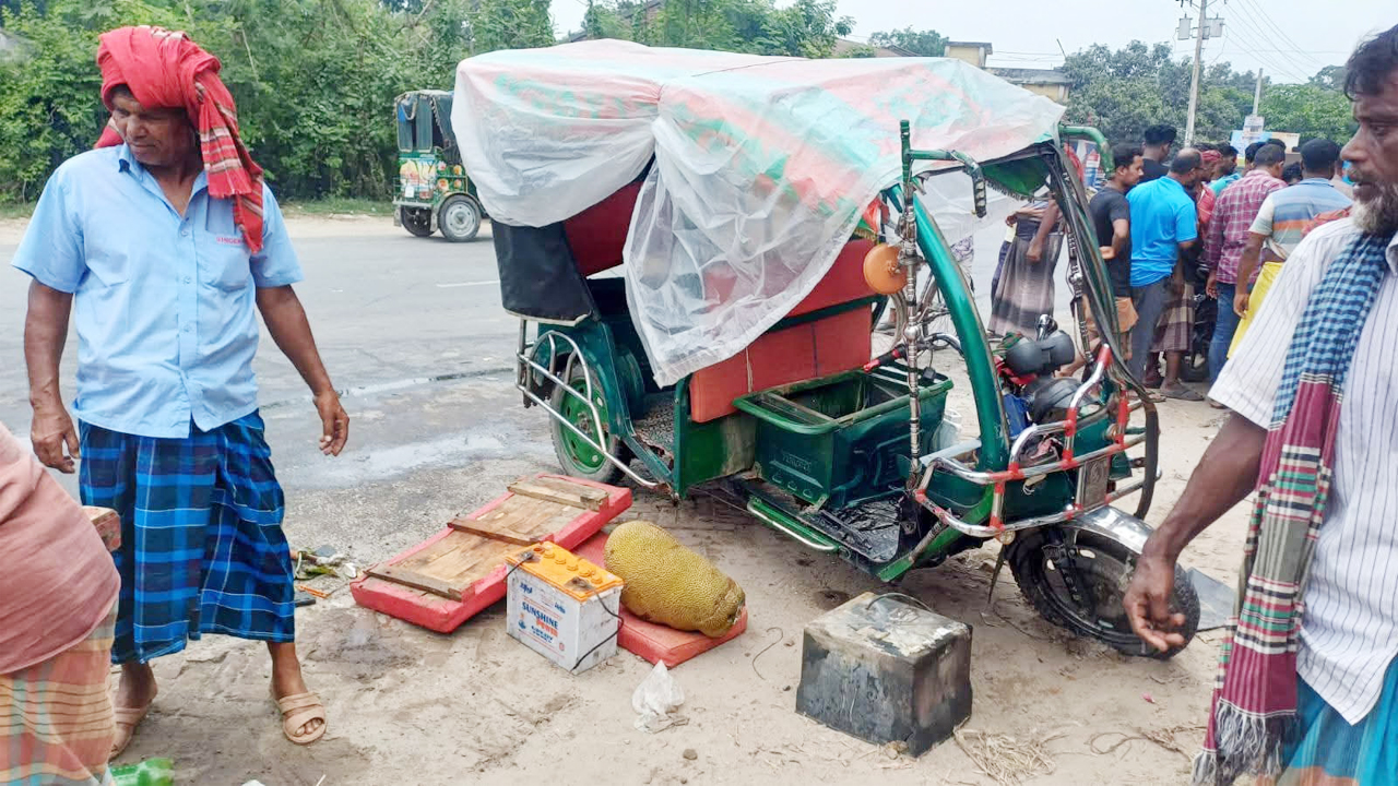দুর্ঘটনাকবলিত অটোরিকশাটি
