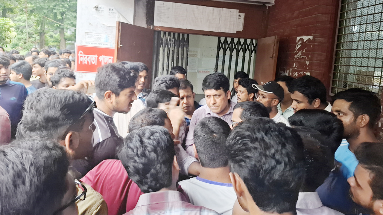 সাবেক ছাত্রলীগ কর্মী ও রাকসুর পাল্টাপাল্টি হামলায় রাবি ক্যাম্পাসে উত্তেজনা