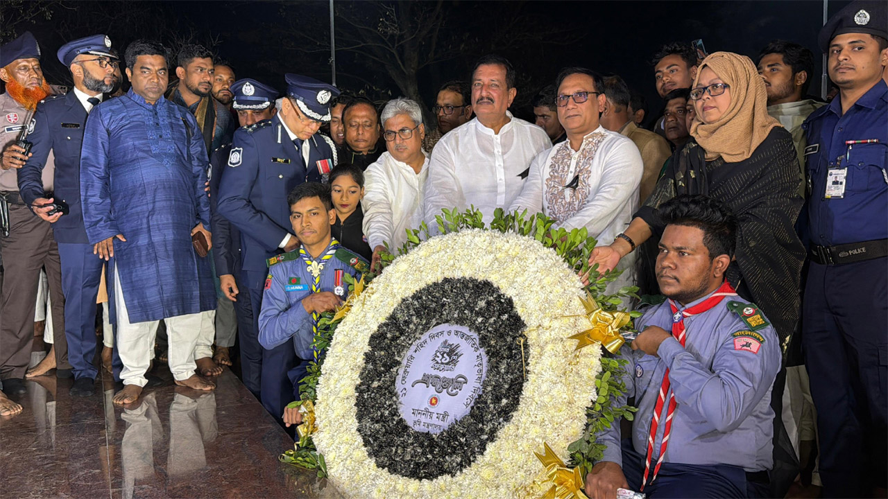 রাজশাহীর কেন্দ্রীয় শহীদ মিনারে ফুল দিয়ে ভাষা শহীদদের প্রতি শ্রদ্ধা জানাচ্ছেন ভূমিমন্ত্রী মিজানুর রহমান মিনু