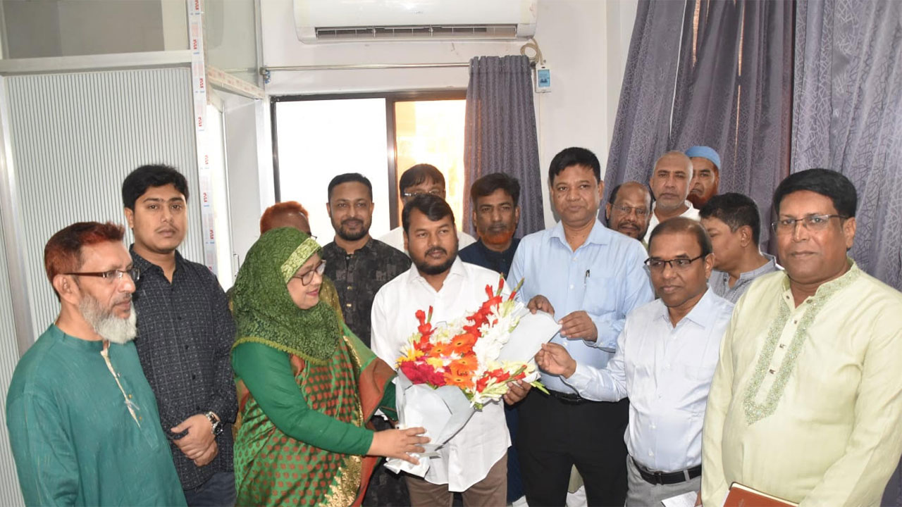 নগর ভবনে রাসিক প্রশাসক মো: মাহফুজুর রহমান রিটন