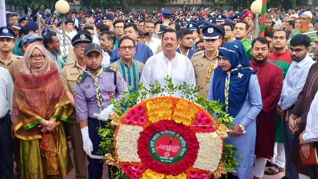 শহীদ স্মৃতিস্তম্ভে পুষ্পস্তবক অর্পণ