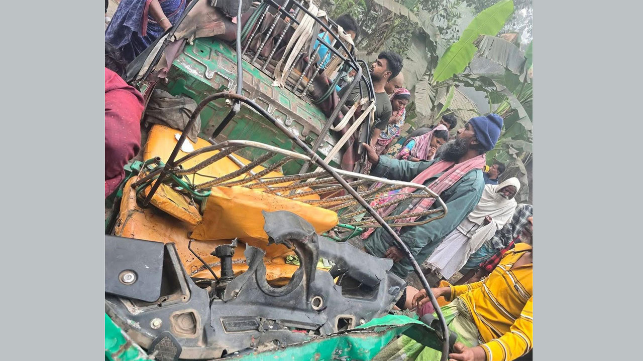 দুর্ঘটনাকবলিত সিএনজিচালিত অটোরিকশা