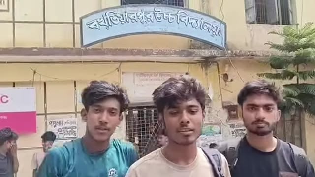 ক্ষুব্ধ শিক্ষার্থীরা