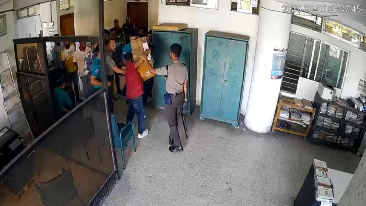 রাজশাহীতে আরডিএ অফিসে পুলিশের সামনেই টেন্ডার বাক্স ছিনতাই