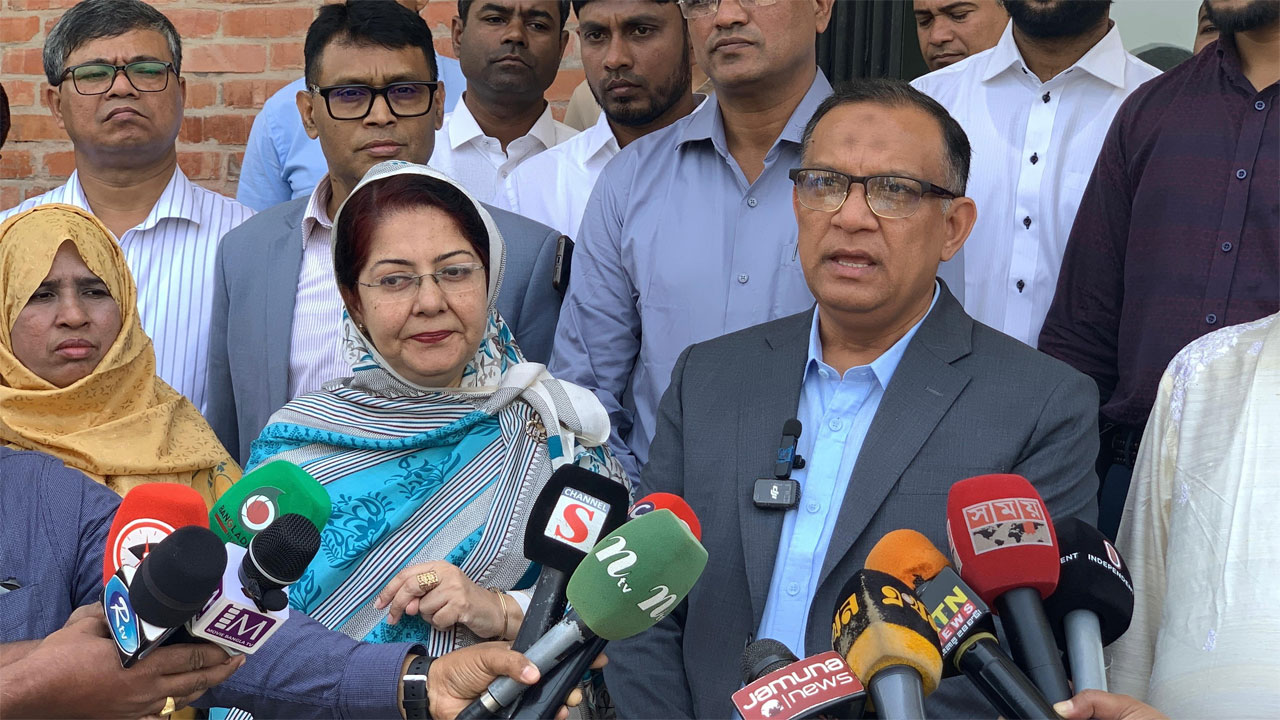 কথা বলছেন বস্ত্র ও পাট প্রতিমন্ত্রী শরীফুল আলম