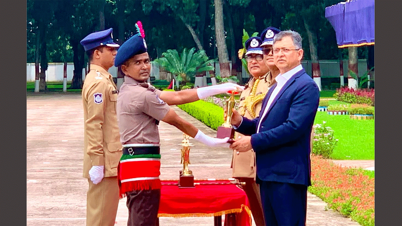 ২৭তম বিসিএস (পুলিশ) ব্যাচের প্রশিক্ষণার্থীদের মাঝে পুরস্কার বিতরণ করছেন স্বরাষ্ট্রমন্ত্রী সালাহউদ্দিন আহমদ