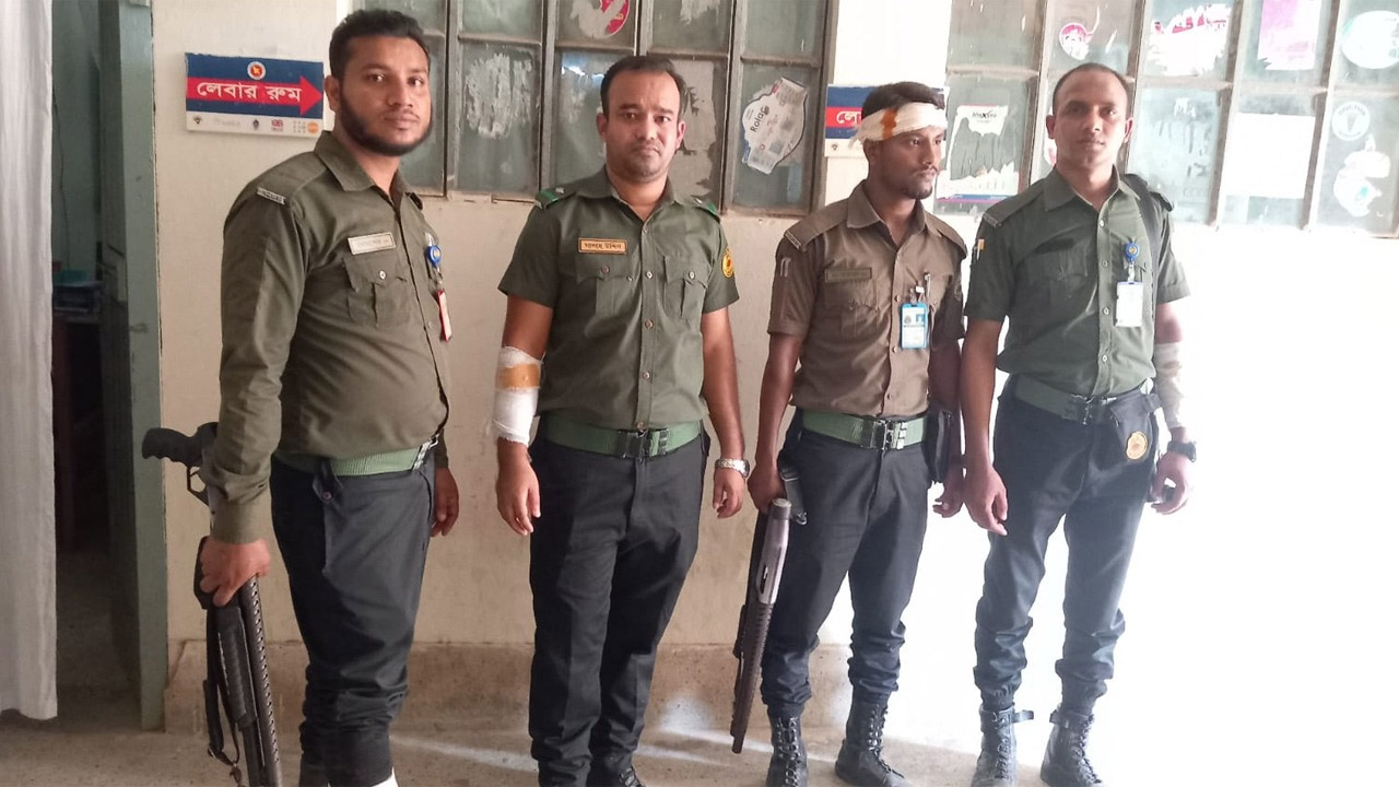 রামগড়ে মোবাইল কোর্টের সাথে স্থানীয়দের সংঘর্ষে ইউএনওসহ আহত ১৪