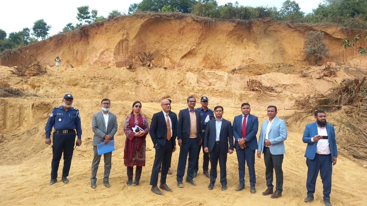 ঘটনাস্থলে তদন্ত কমিটির সদস্যরা
