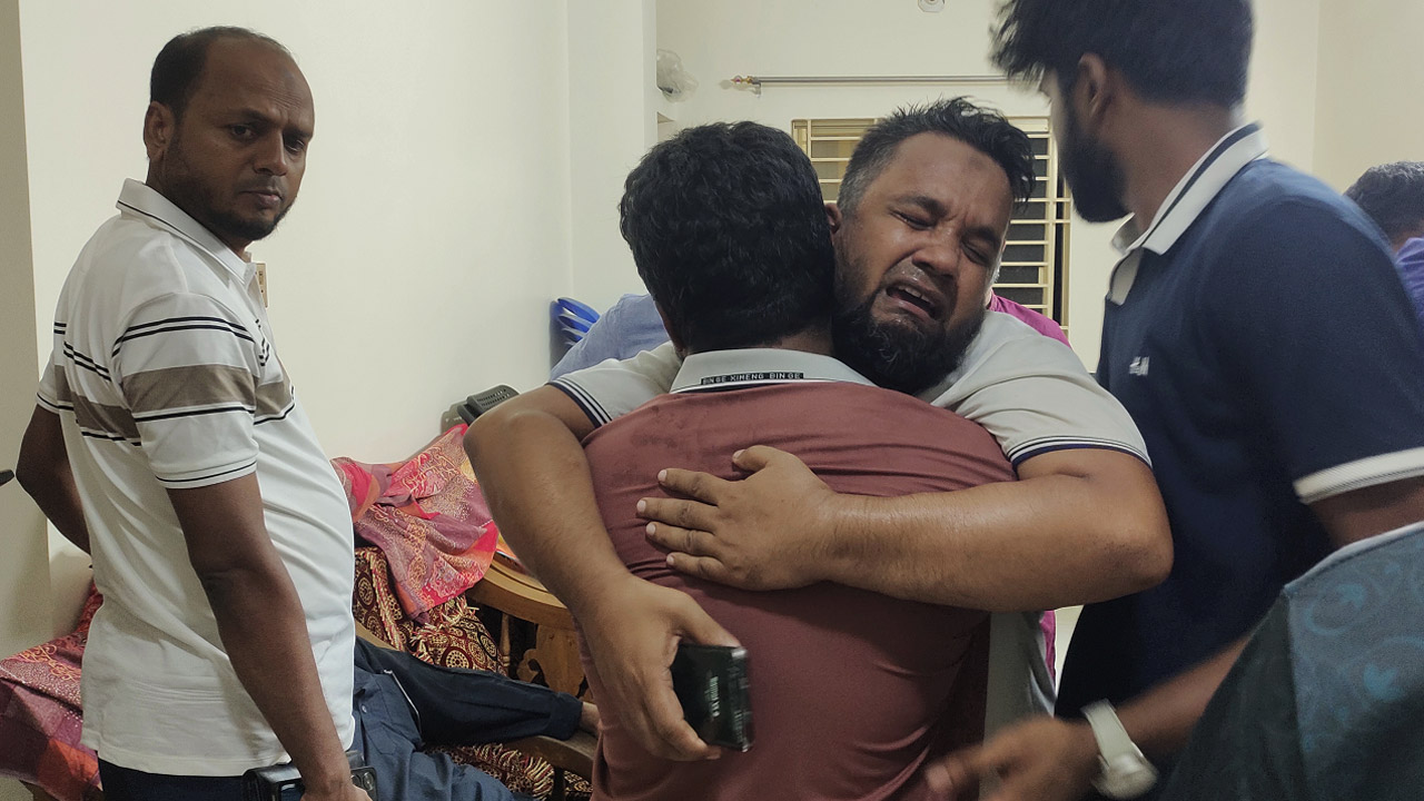 লক্ষ্মীপুরে ব্যবসায়ীর স্ত্রী ও মেয়েকে গলা কেটে হত্যা