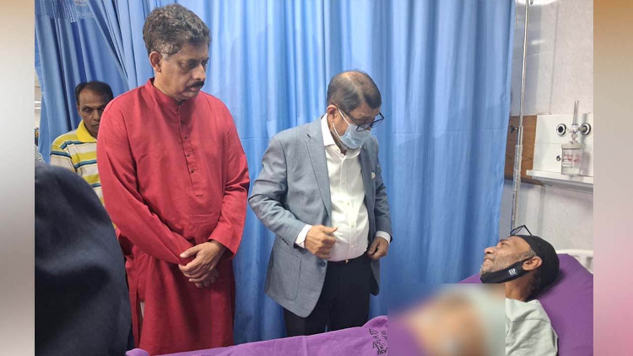 অসুস্থ রামিসার বাবাকে দেখতে হাসপাতালে যান স্বাস্থ্যমন্ত্রী