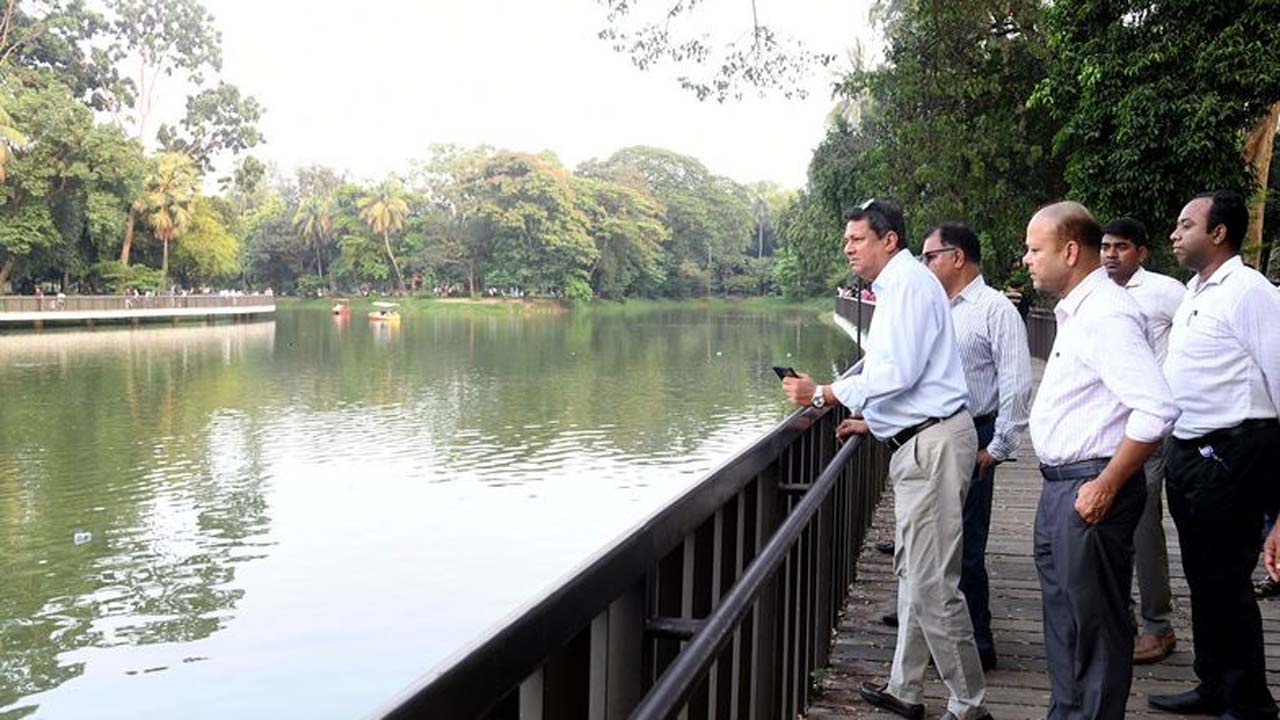 রাজধানীর রমনা পার্ক আকস্মিকভাবে পরিদর্শন করেন গণপূর্ত মন্ত্রী জাকারিয়া তাহের