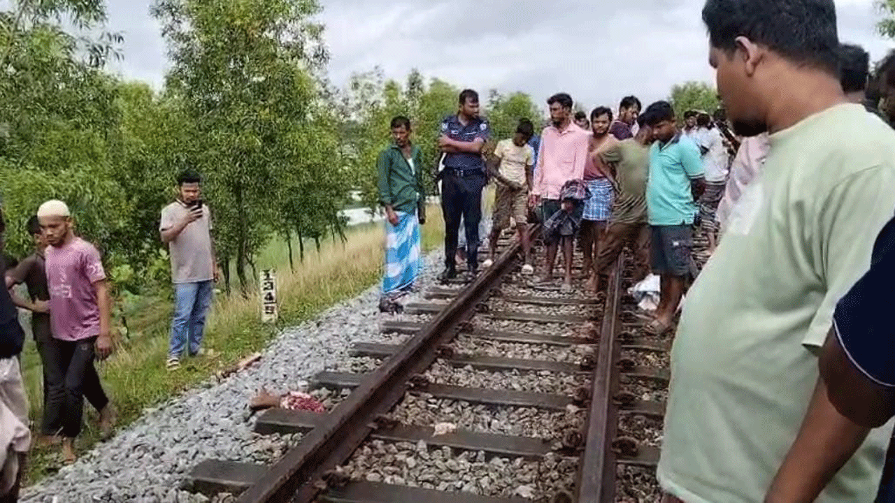 রেললাইনে পুলিশ ও উৎসুক জনতা