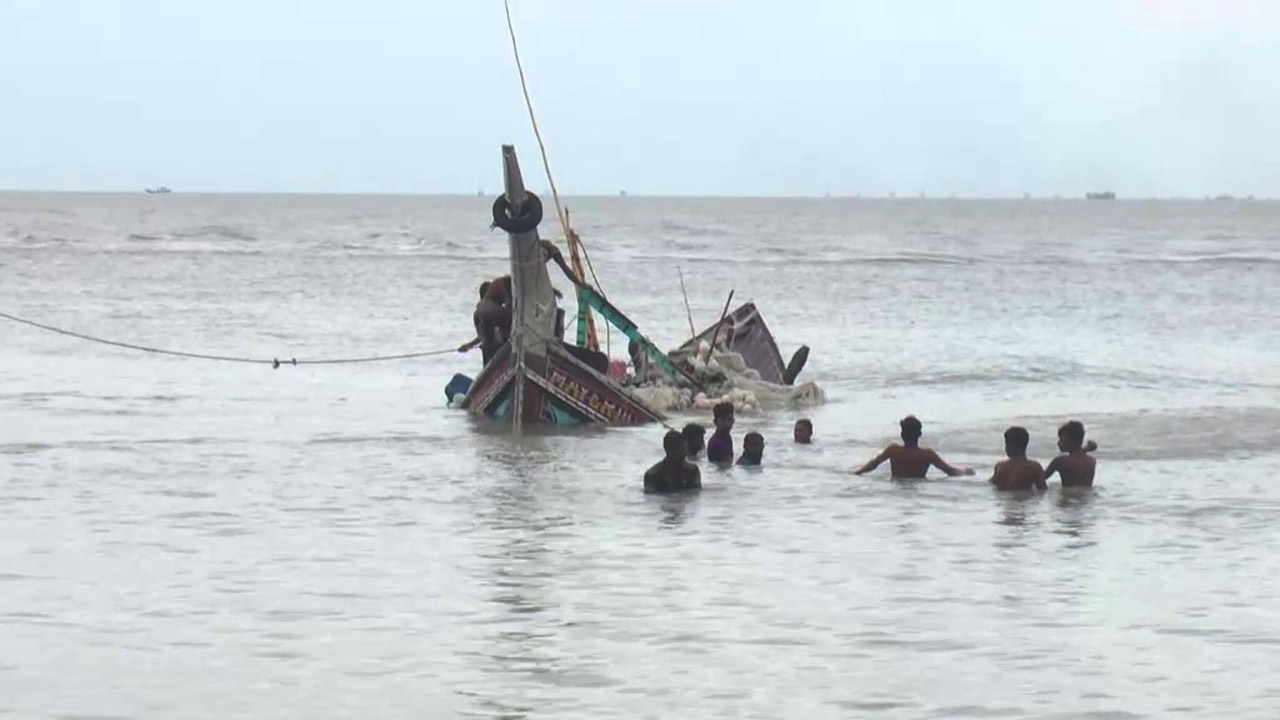 বঙ্গোপসাগরে ট্রলারডুবিতে ৯ জনকে জীবিত উদ্ধার, নিখোঁজ ৩ জেলে