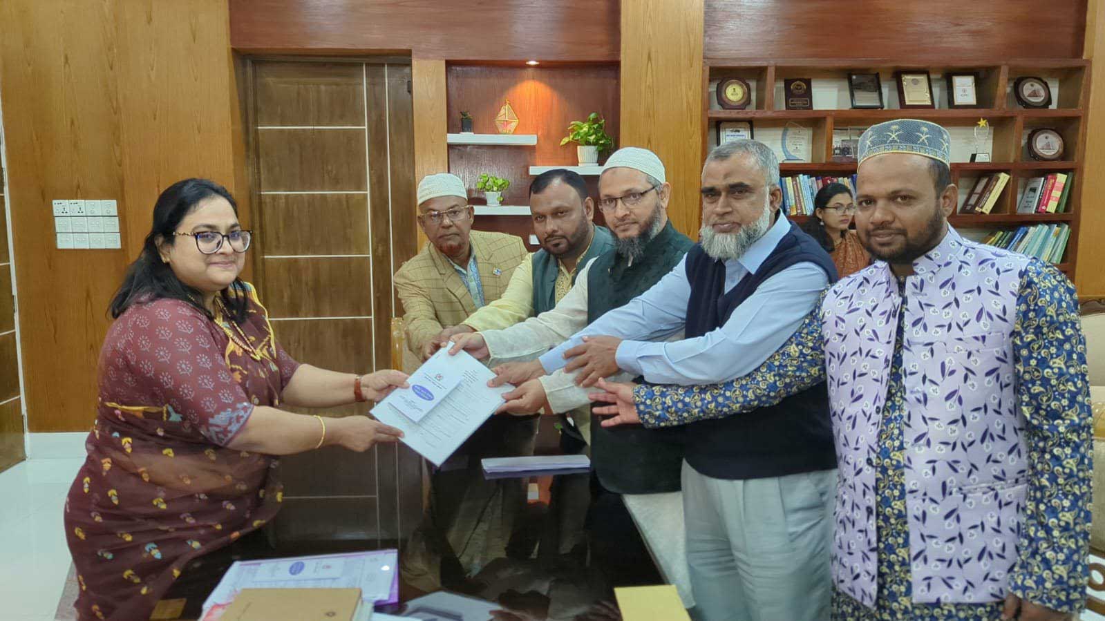 জেলা রিটার্নিং কর্মকর্তা ও রাঙ্গামাটি জেলা প্রশাসক নাজমা আশরাফীর কাছ থেকে জামায়াত প্রার্থীর পক্ষে  মনোনয়নপত্র সংগ্রহ করা হয়