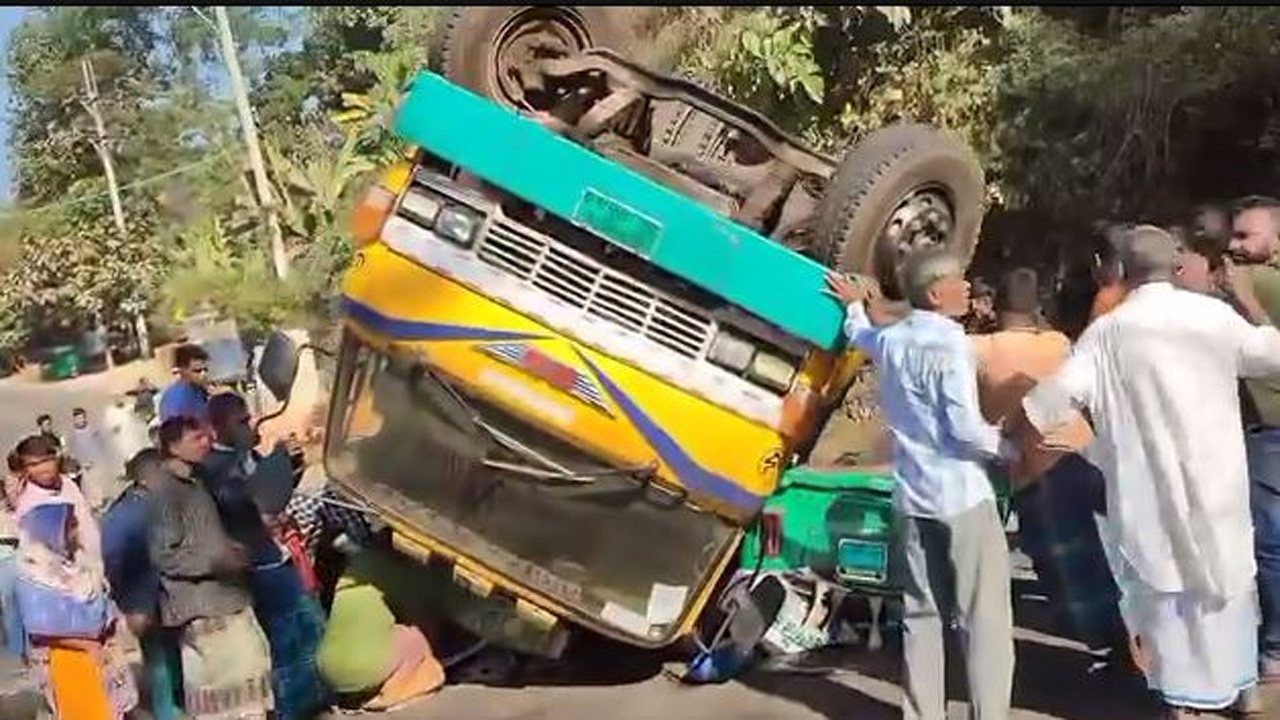 রাঙ্গামাটিতে সিএনজি অটোরিকশার উপর উল্টে পড়া ট্রাক