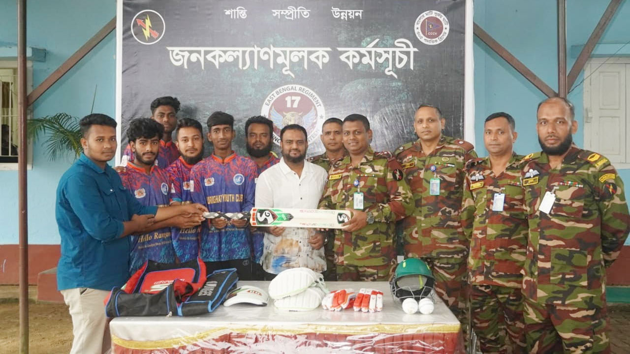 সেনাবাহিনীর ক্রীড়া সামগ্রী বিতরণ