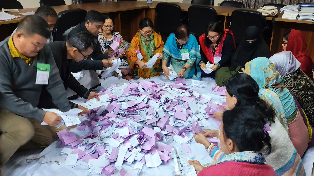 ভোট গ্রহণ শেষে চলছে গণনা