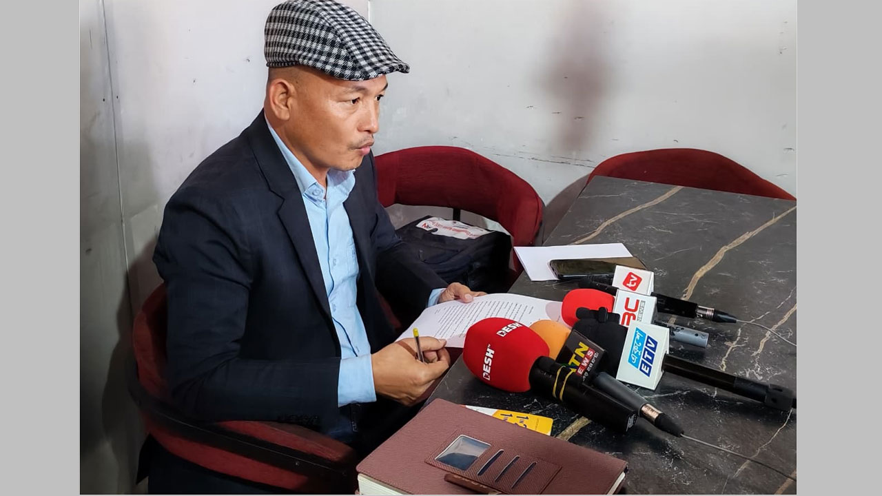 লিখিত বক্তব্য পাঠ করছেন পার্বত্য রাঙ্গামাটি-২৯৯ আসনের স্বতন্ত্র প্রার্থী পহেল চাকমা