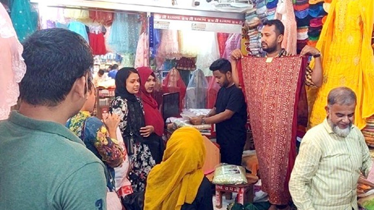 দোকানে ক্রেতাদের ভিড়
