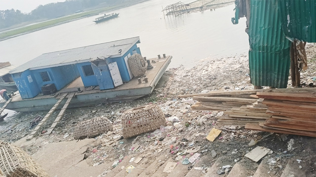 রাঙ্গামাটির মাইনীমুখ বাজারের প্রবেশপথে ময়লার স্তূপ