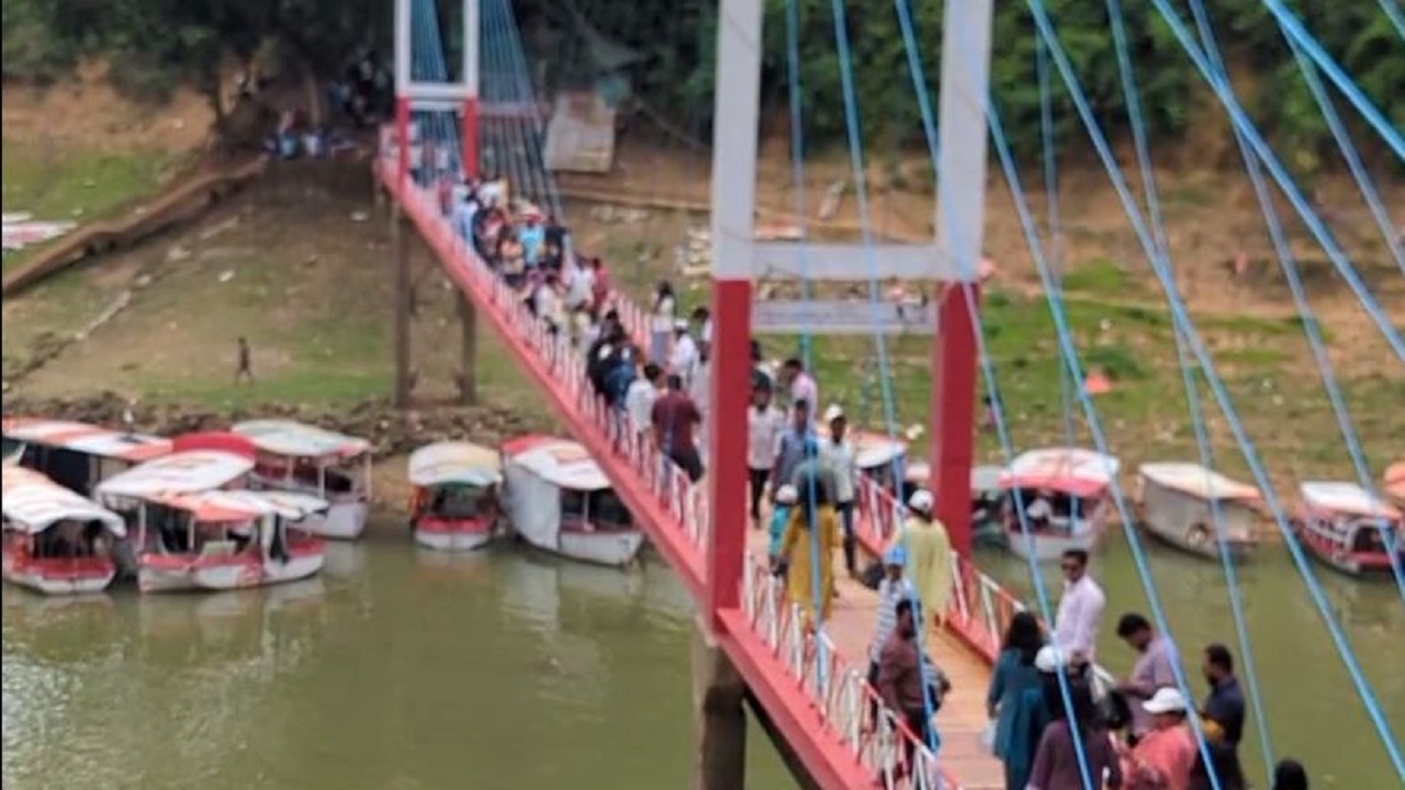ঈদের ছুটিতে পর্যটকে মুখর ‘সিম্বল অব রাঙ্গামাটি’ হিসেবে পরিচিত ঝুলন্ত সেতু