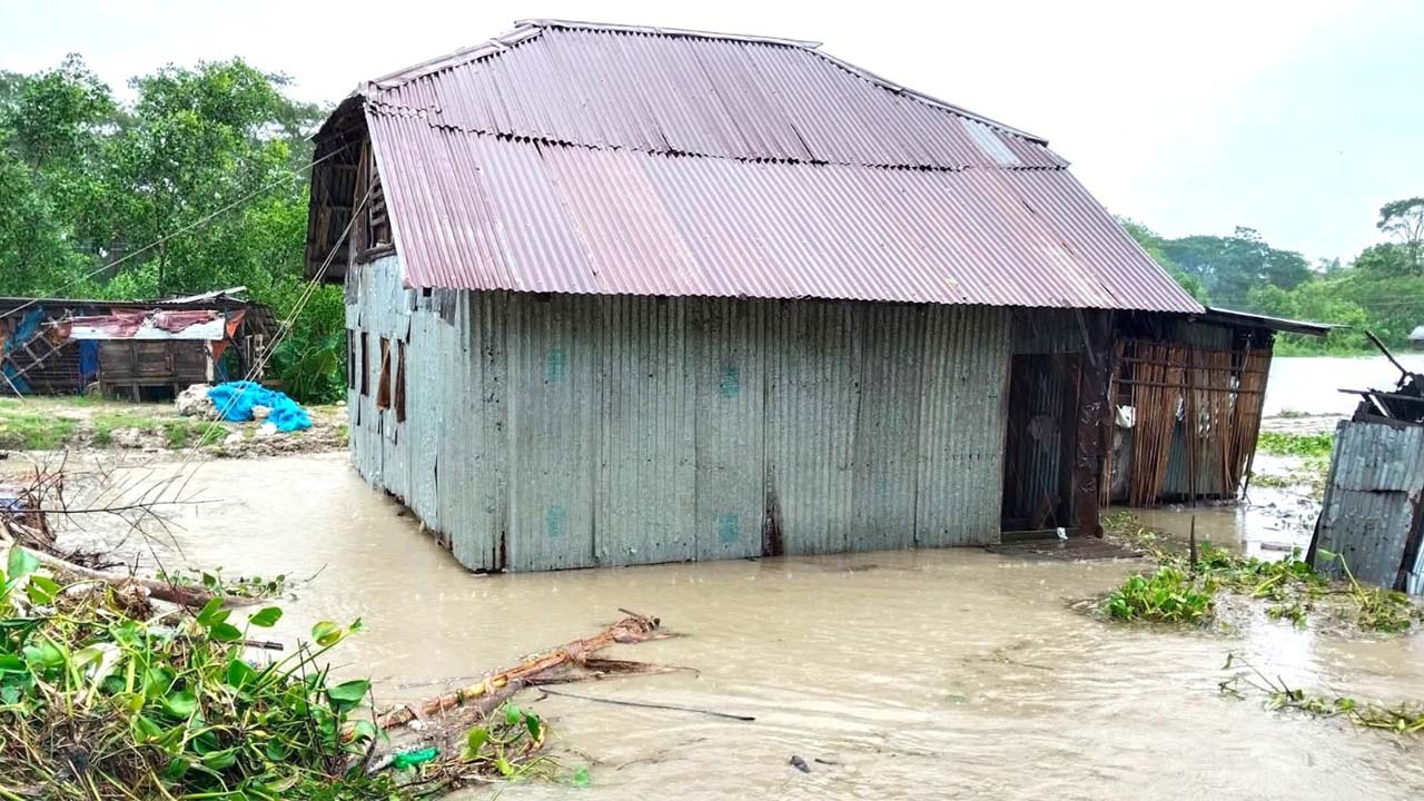 চালিতাবুনিয়া ইউনিয়নের মধ্য-চালিতাবুনিয়া গ্রাম প্লাবিত