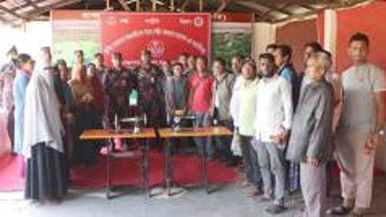 গৃহনির্মাণ সামগ্রী ও আর্থিক সহায়তা বিতরণ