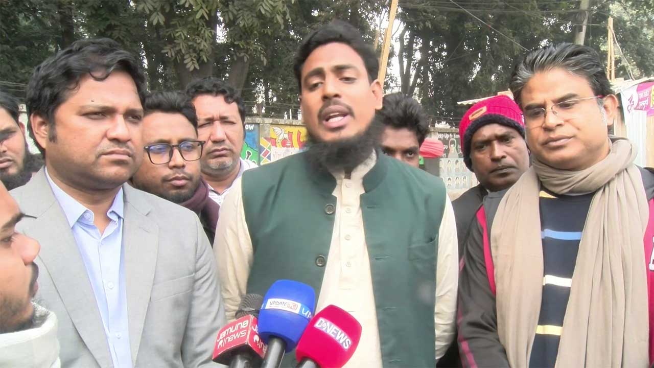 রংপুর মহানগরীর ৩৬ জুলাই স্মৃতিস্তম্ভে সাংবাদিকদের সাথে কথা বলেন এনসিপির সদস্য সচিব আখতার হোসেন