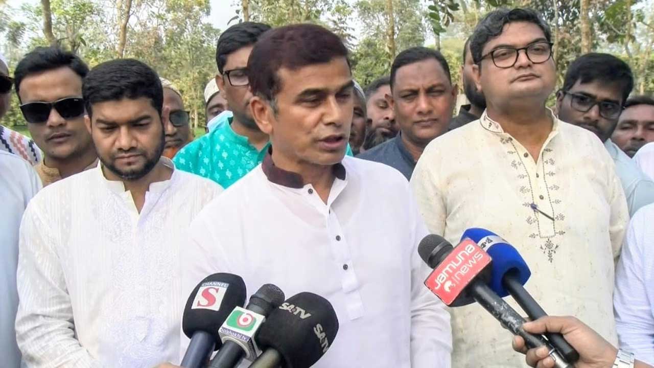 পঞ্চগড়ের দেবীগঞ্জ উপজেলার করতোয়া নদীর ময়নামতির চরে টি-বাঁধ প্রকল্প এলাকা পরিদর্শন করেন পানিসম্পদ প্রতিমন্ত্রী ফরহাদ হোসেন আজাদ