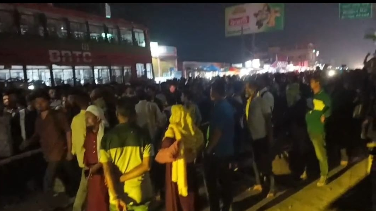 বিআরটিসিসহ বিভিন্ন পরিবহনের বাসে অতিরিক্ত ভাড়া আদায়ের প্রতিবাদে শুক্রবার রাতে রংপুর শহরের মডার্ন মোড়ে যাত্রীদের দুর্ভোগ