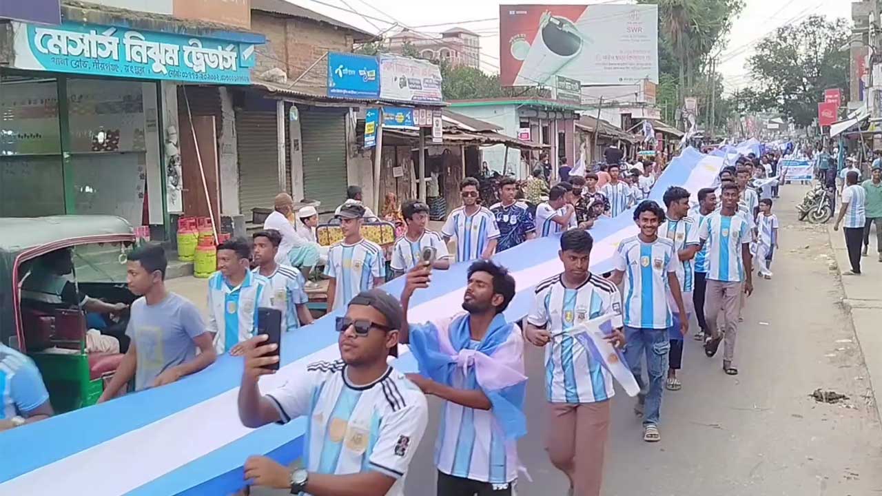 রংপুরে পীরগঞ্জে আর্জেন্টিার পতাকা নিয়ে সমর্থকদের র‌্যালি