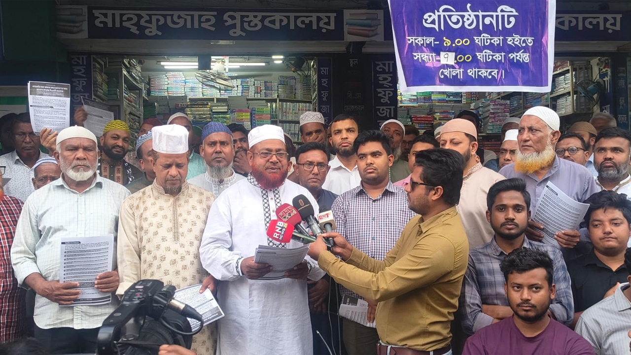 রংপুর নগরীর বিভিন্ন এলাকায় ১১দলীয় জোটের নেতার লিফলেট বিতরণ করেন