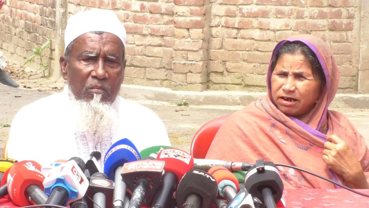 কথা বলছেন শহীদ আবু সাঈদের বাবা-মা