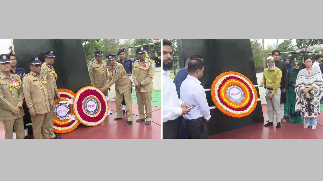 শহীদদের প্রতি শ্রদ্ধা নিবেদন করছেন রেঞ্জ ডিআইজি, (ডানে) অতিরিক্ত বিভাগীয় কমিশনার