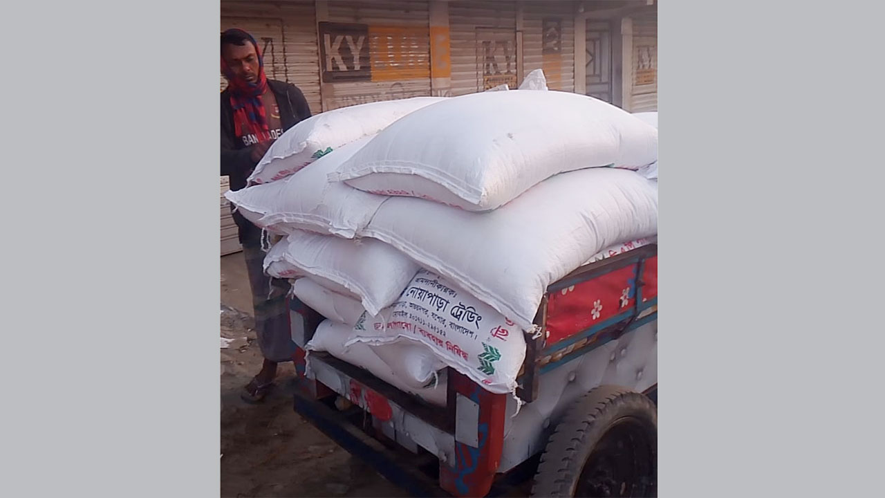 পীরগাছায় কালোবাজারিতে বিক্রি হওয়া তিন ভ্যান সার আটক