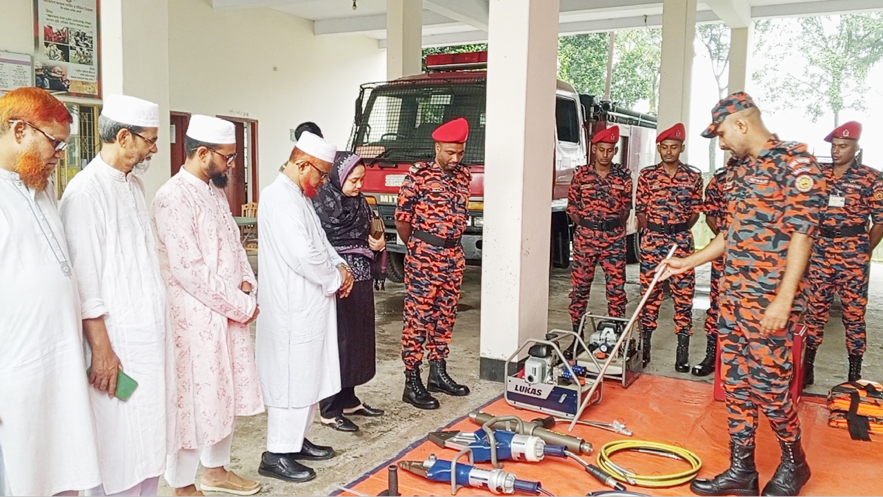 ফায়ার সার্ভিস স্টেশন ও সরঞ্জাম পরিদর্শন করছেন এমপি আজহারুল ইসলাম