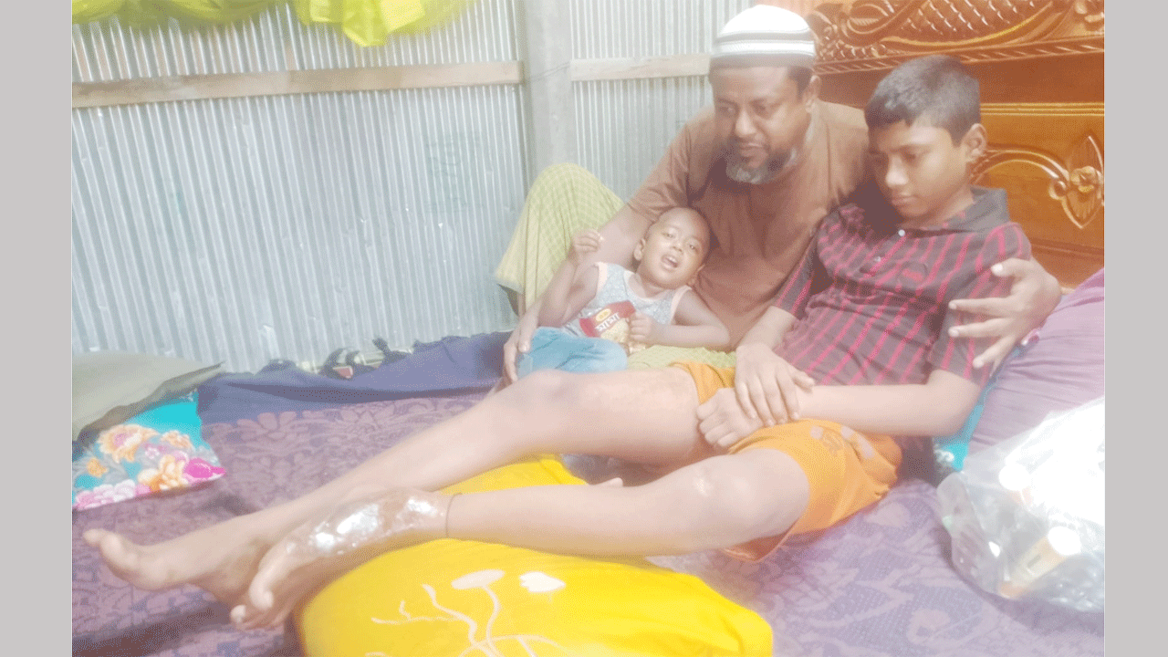 অসুস্থ ছেলে নবীন বিশ্বাসের পাশে বাবা জুয়েল রানা