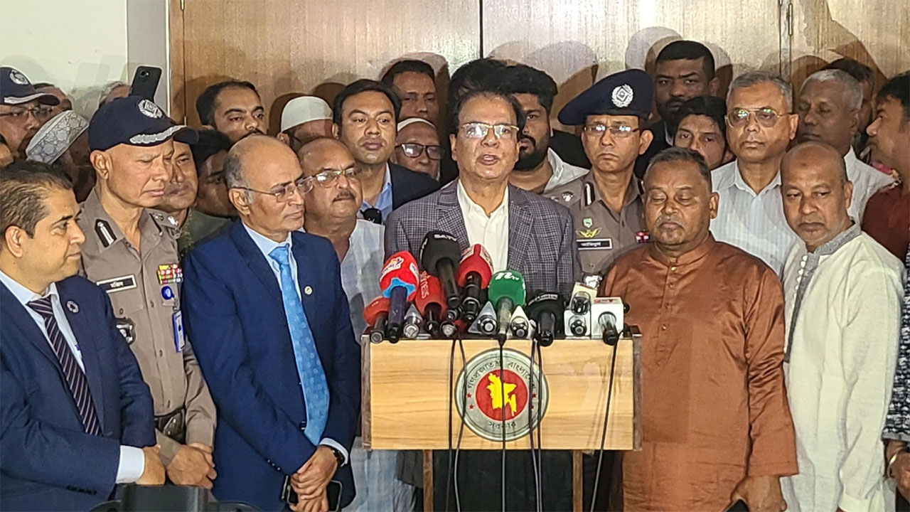 বক্তব্য রাখছেন ত্রাণমন্ত্রী আসাদুল হাবিব দুলু