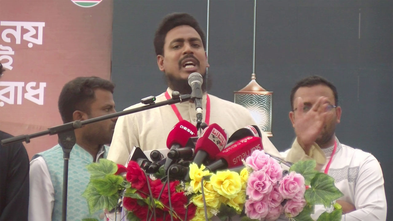 ইফতার মাহফিলে বক্তব্য রাখছেন এনসিপির সদস্য সচিব আখতার হোসেন