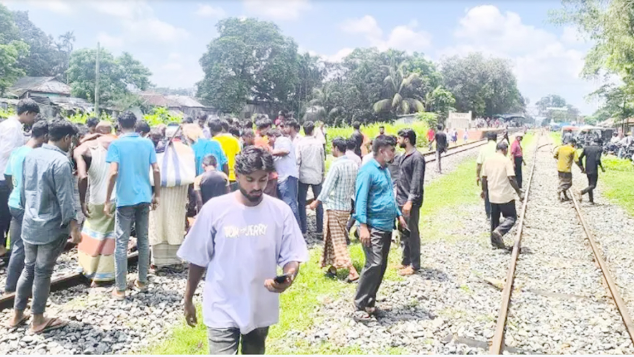 ঘটনাস্থলে স্থানীয়দের ভিড়