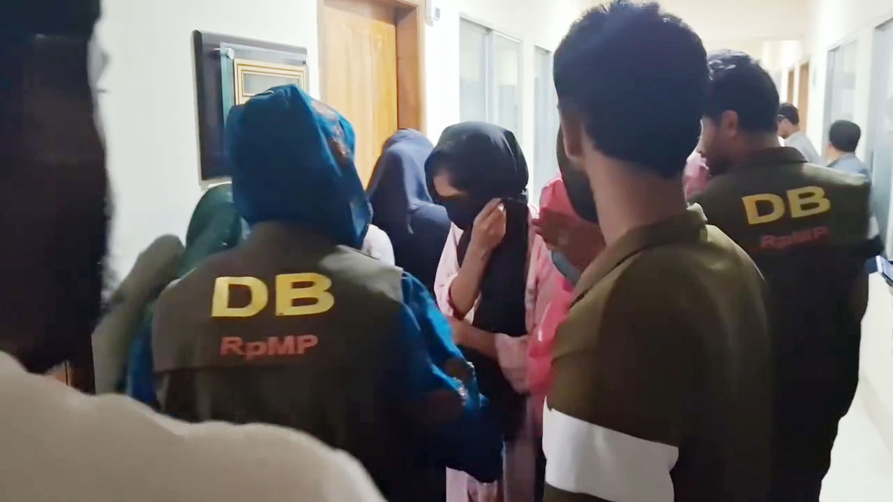 অভিযানে আটকদের একাংশ