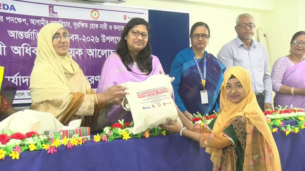 কিশোরীকে মর্যাদা সুরক্ষা উপকরণ প্রদান